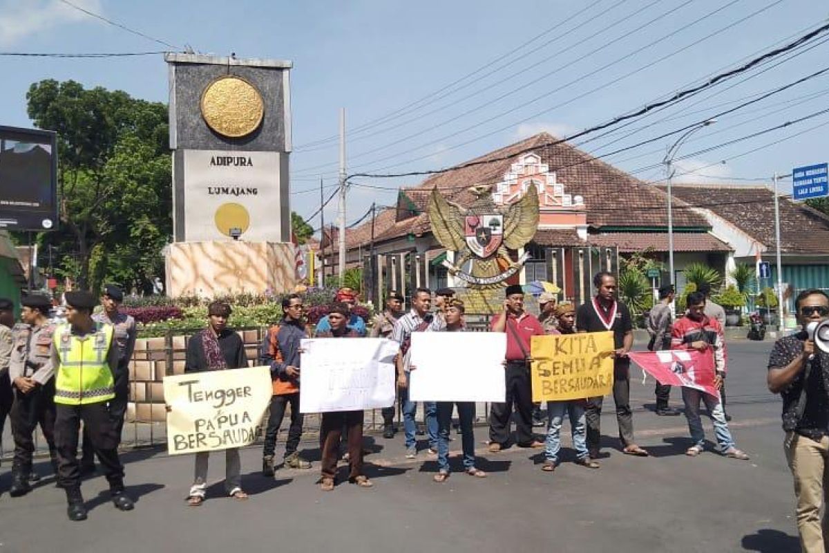 Gempita Lumajang aksi solidaritas Papua damai