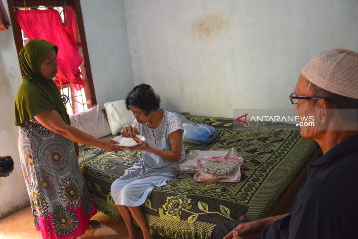 Nenek tunanetra kumpulkan uang dari memijat untuk biaya berobat anak