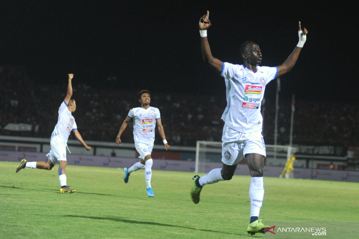 Persipura Ditahan Imbang Arema FC 2-2 di Stadion Aji Imbut