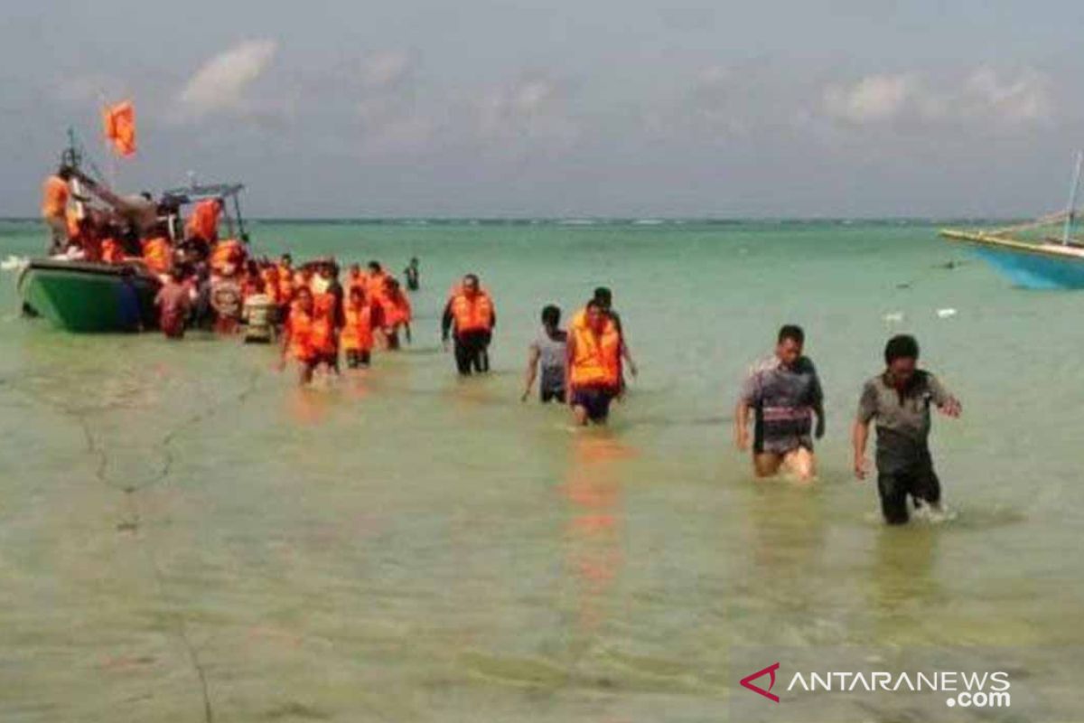 Tiga korban tewas kebakaran KM Santika Nusantara dievakuasi ke Surabaya