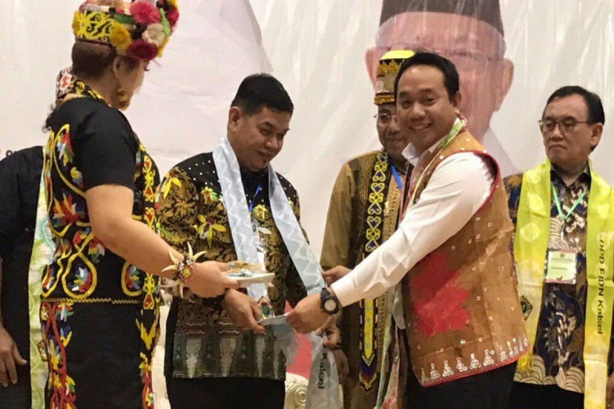 Masyarakat Dayak harus berperan dalam pembangunan nasional, kata Bupati Bartim