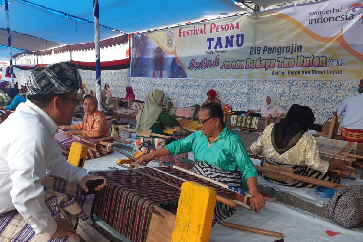 Aksi 100 penenun meriahkan puncak Festival Buton Tua