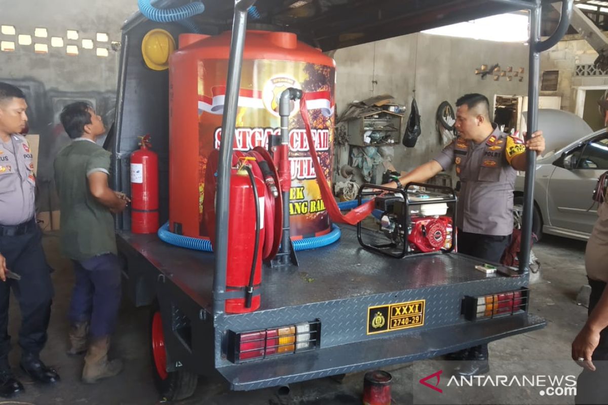 Polisi Tanjungpinang sulap mobil patroli jadi alat pemadam karhutla