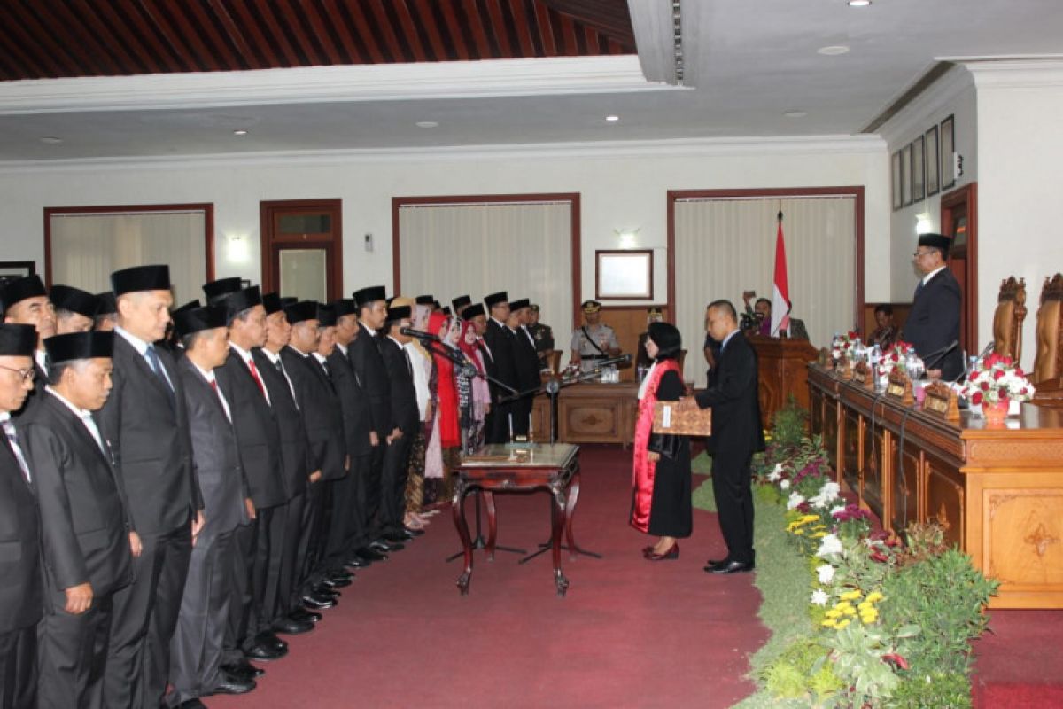 49 anggota DPRD Tulungagung dilantik, seorang ditunda