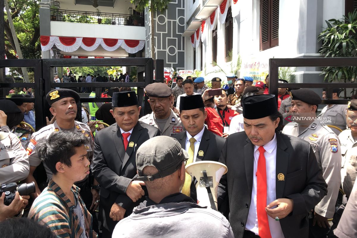 Usai dilantik, anggota DPRD Kota Malang temui massa demonstrasi