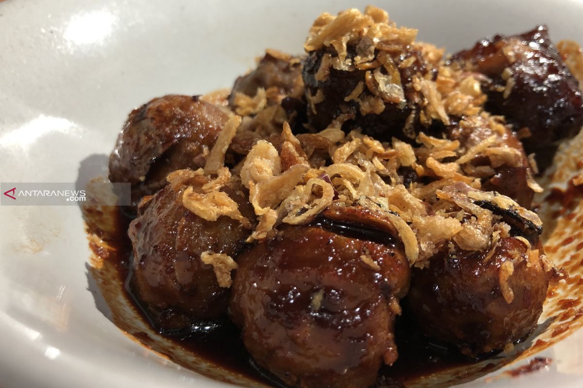 Mencicipi Bakso Bakar Pak Man, salah satu kuliner legendaris Kota Malang