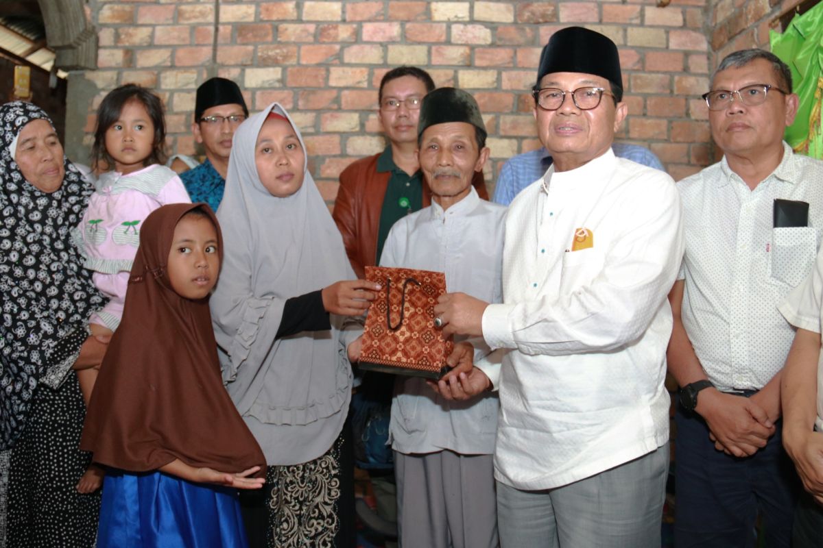 Gubernur Jambi santuni istri dan anak petugas karhutla yang meninggal dalam tugas pemadaman