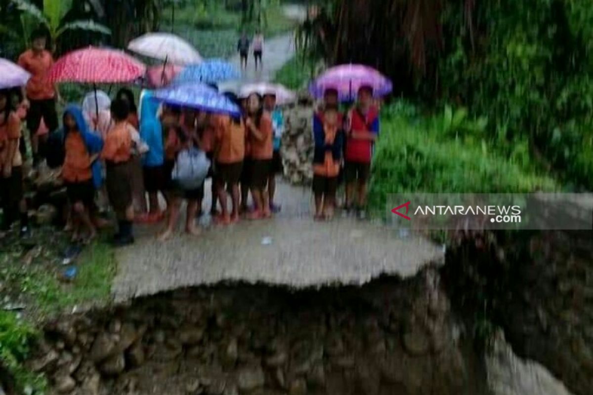 Banjir putus jalan penghubung antardesa di Nias Selatan