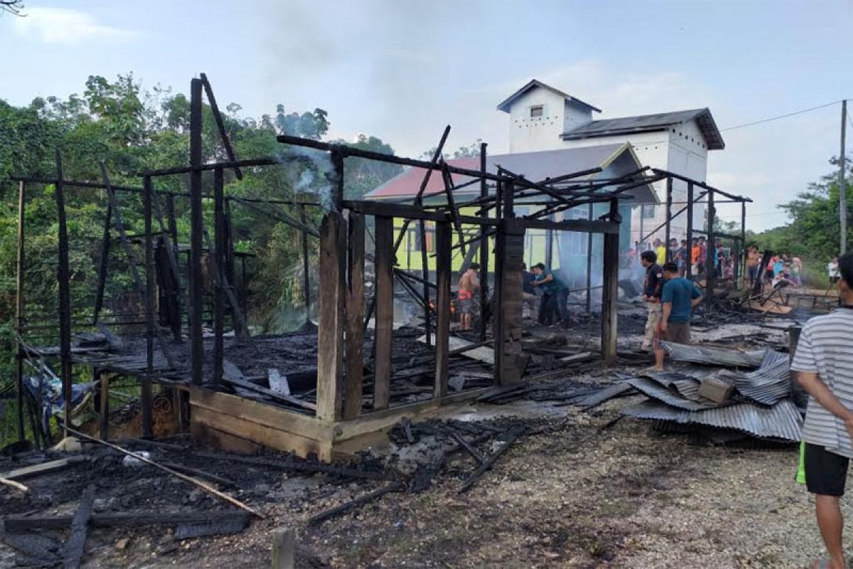 Api melalap satu restoran di Kuta Mandalika