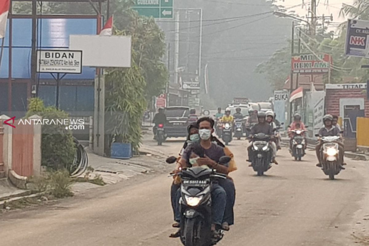 Forest fire-induced haze lowers visibility in Pekanbaru to 1.5 km