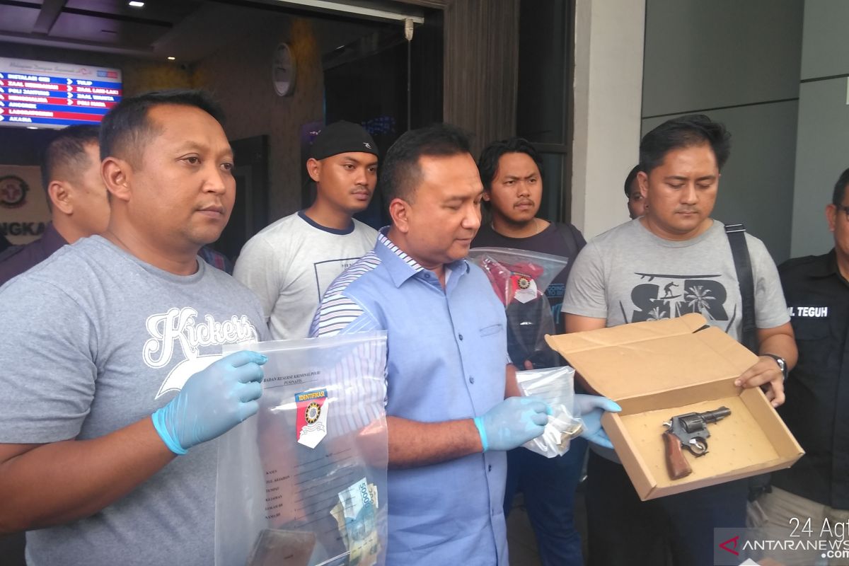 Polisi baku tembak dengan pelaku pencurian senpi