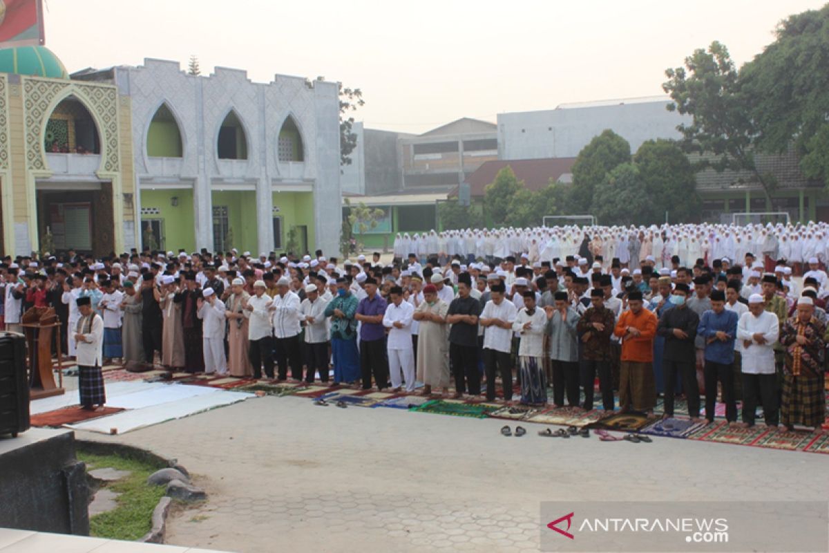 Ribuan santri dan warga Pekanbaru shalat minta hujan di tengah asap Karhutla