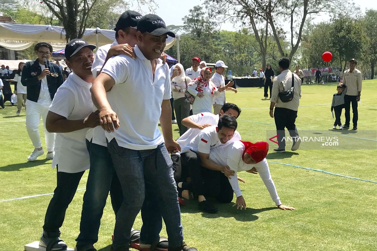 Berolahraga, bernyanyi dan berlomba di hijaunya rumput Taman Dayu