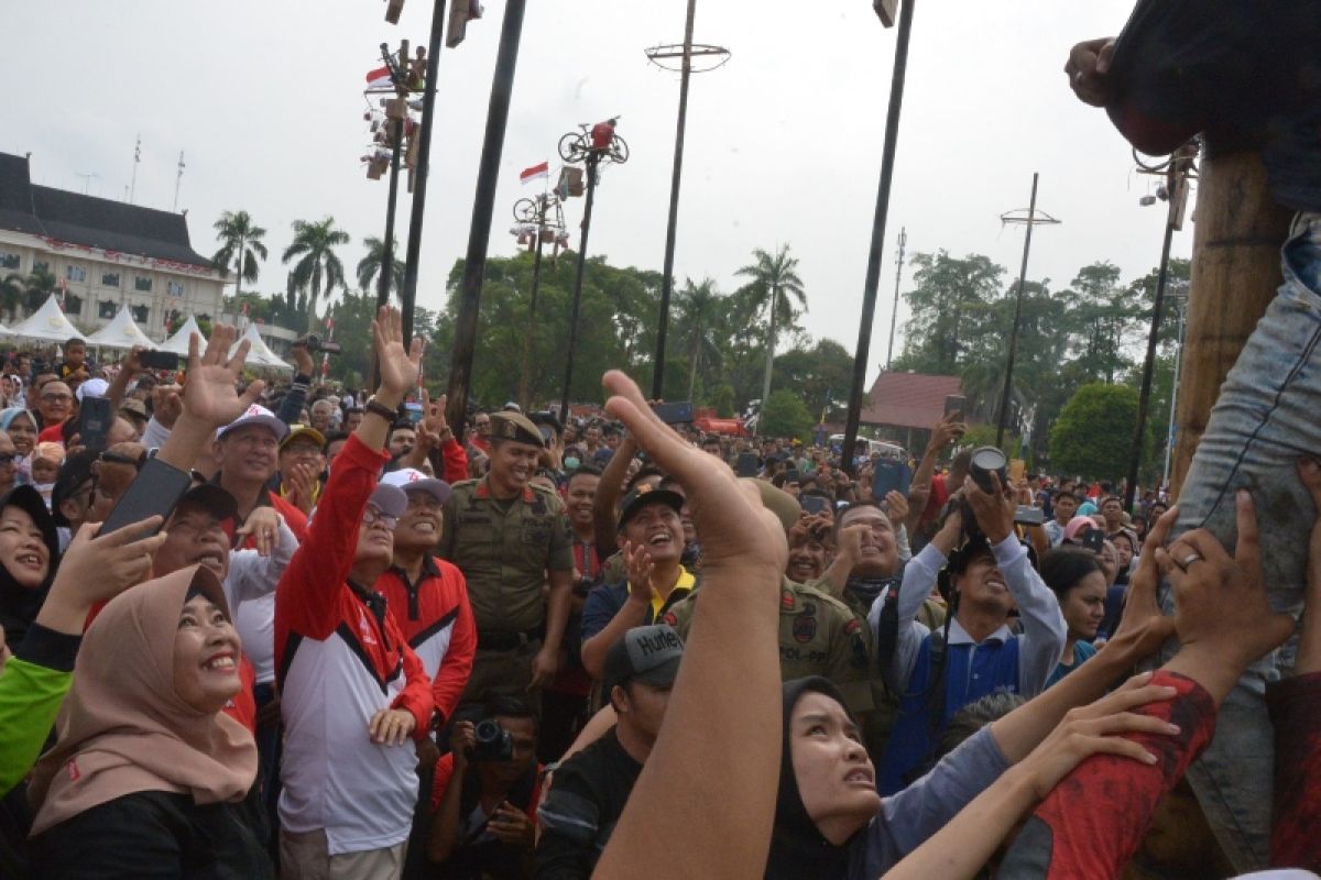 Meriahkan HUT RI, emak-emak ikut lomba panjat pinang Pemprov Jambi