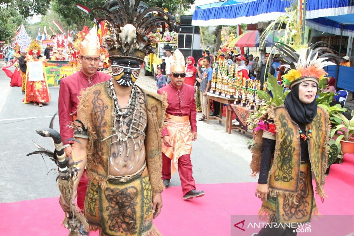 Gerak jalan kenakan pakaian adat nusantara digelar di Banyuwangi