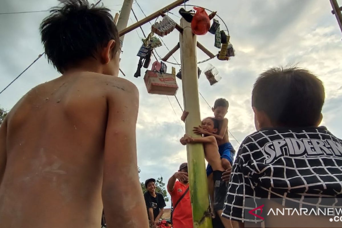 Anak-anak di Nunu lomba panjat pohon pisang gantung