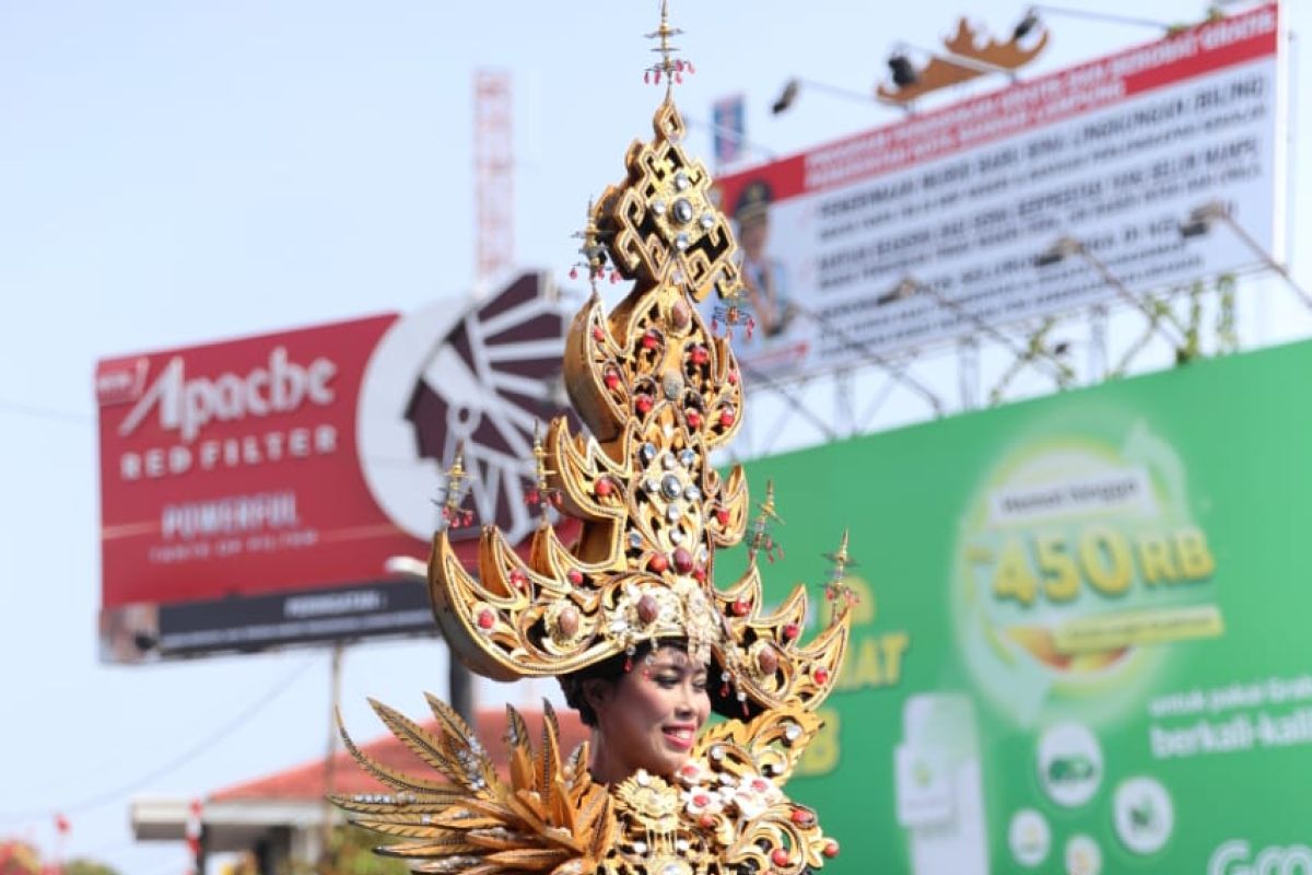 Parade "Lampung Culture and Tapis Carnival" berlangsung meriah