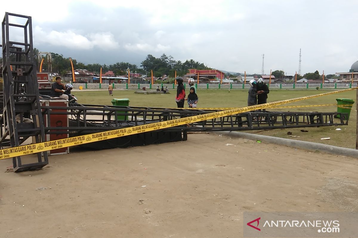 Tertimpa menara sistem suara seorang siswa di Padang Panjang tewas