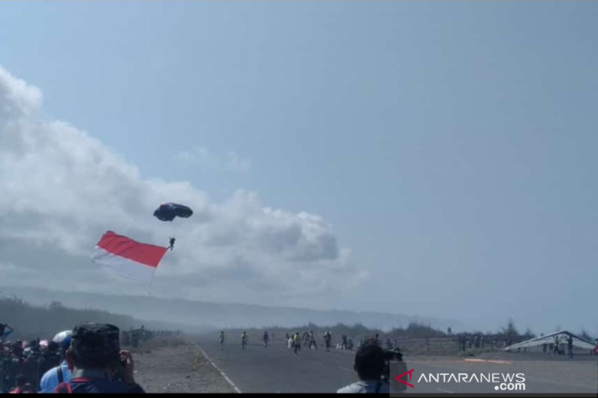 Jogja Air Show 2019 pecahkan rekor, tarik banner 1.250 meter