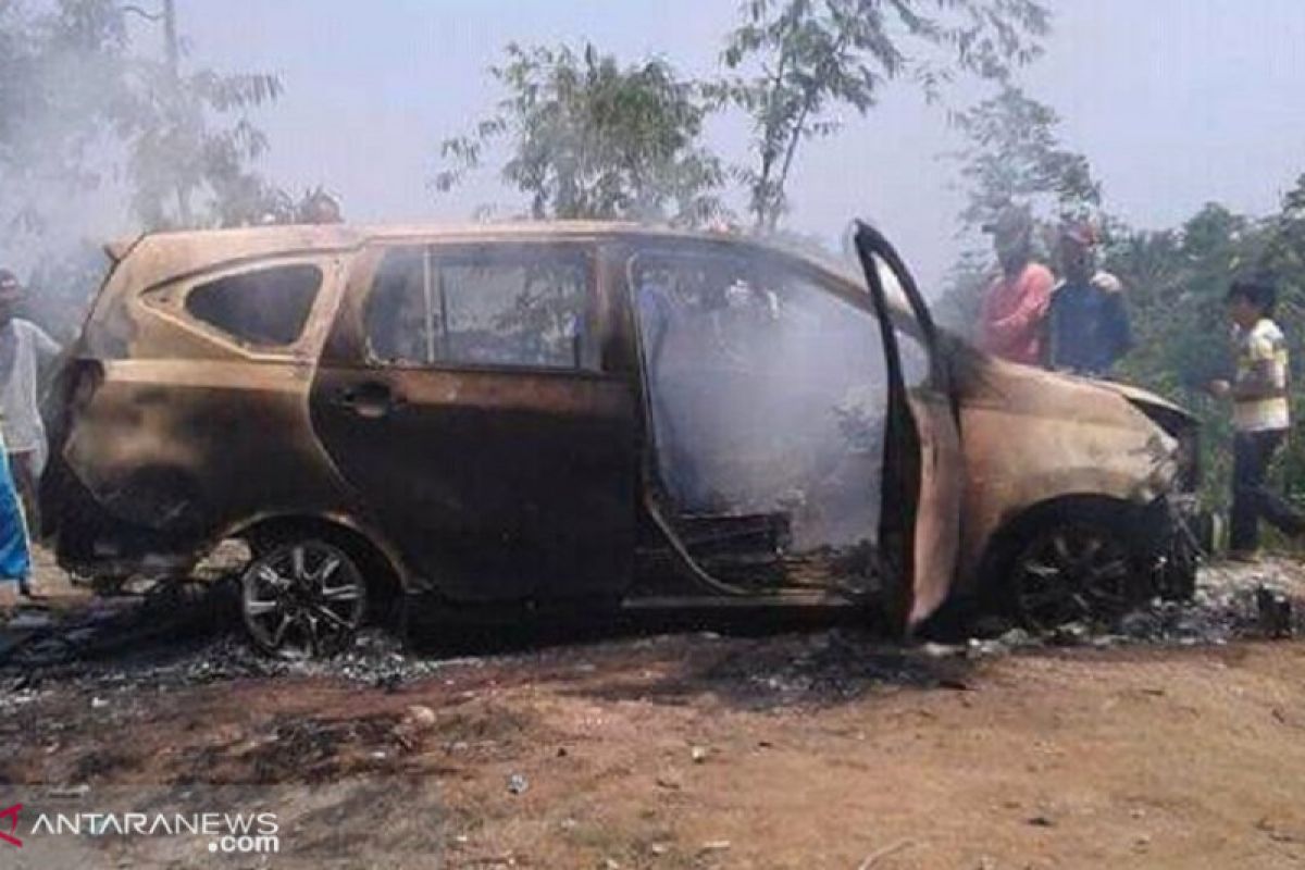 Dua mayat terikat dan terbakar dalam minibus ini membuat heboh