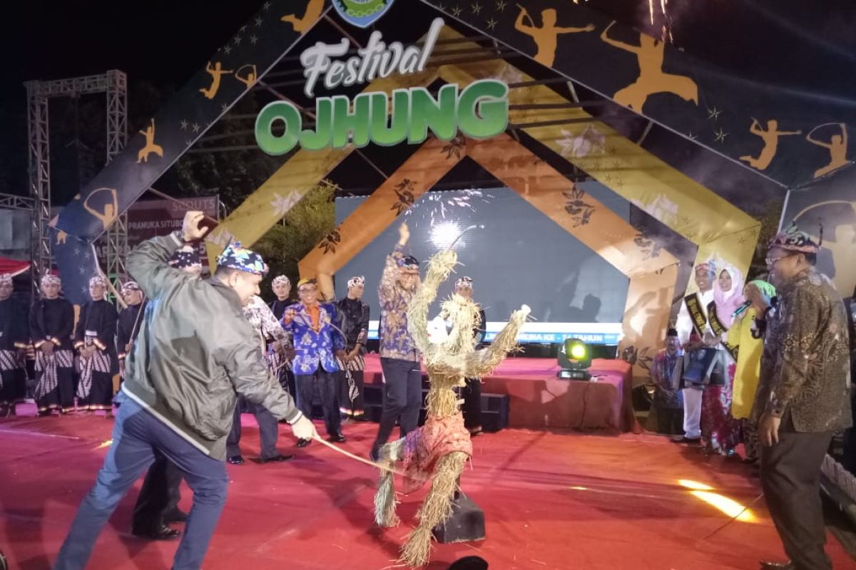 Festival Ojhung Situbondo digelar pada puncak kegiatan HUT Ke-74 RI dan Harjakasi Ke-201
