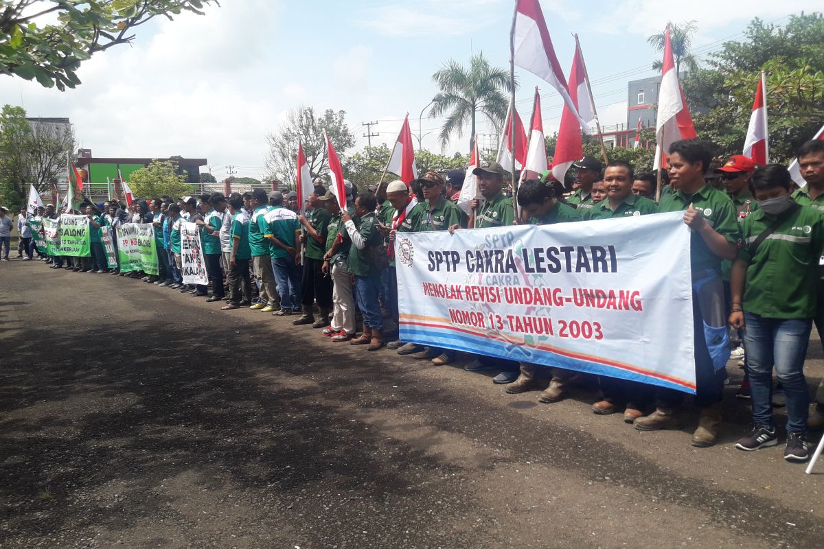 Ratusan pekerja Tabalong tolak revisi UU ketenagakerjaan