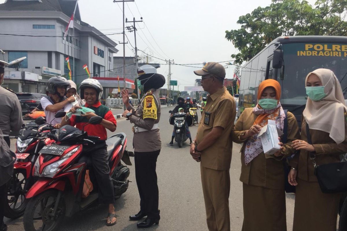 Antisipasi asap Karhutla, Kesbangpol Inhil bagikan 4.000 masker untuk warga