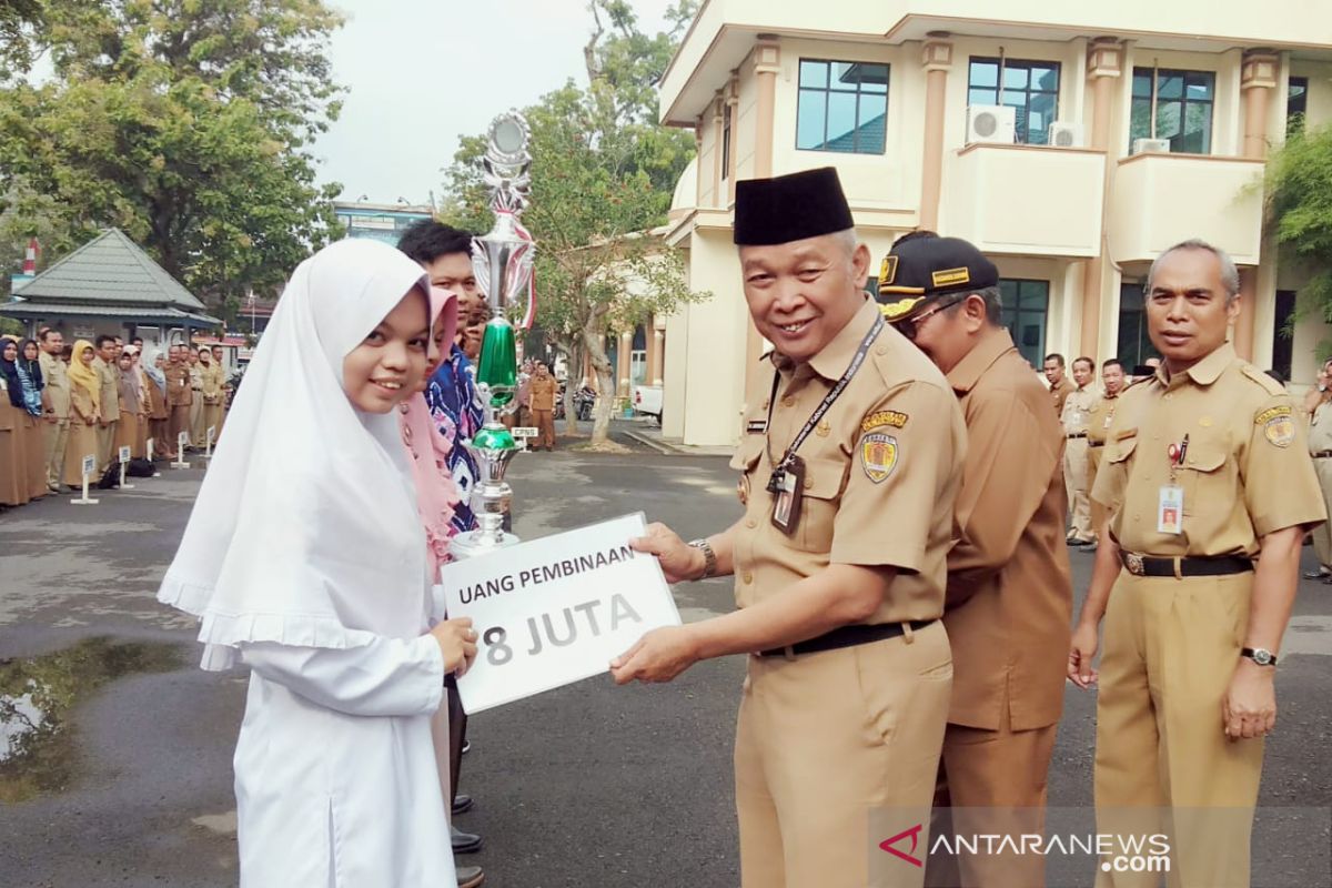 Bupati HST serahkan hadiah senilai Rp18 juta kepada pemenang lomba TTG