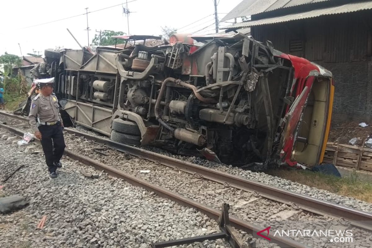 Bus Agra Mas sempat terseret sejauh 100 meter setelah dihantam kereta