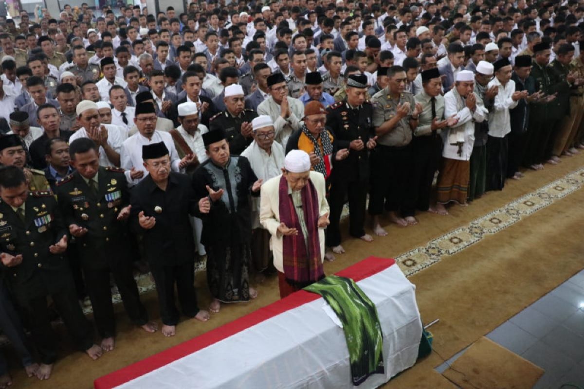 Jenazah Ipda Erwin  dikebumikan di TMP Cianjur