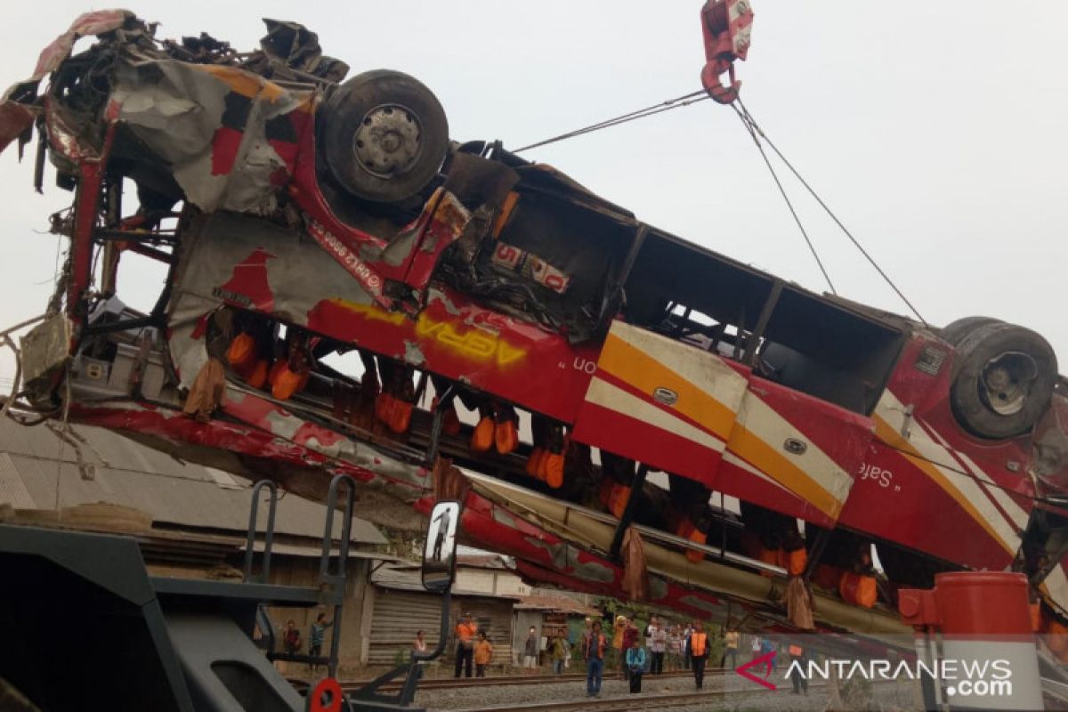 PT KAI evakuasi bus  Agra Mas yang tertabrak kereta Argo Parahyangan di Karawang