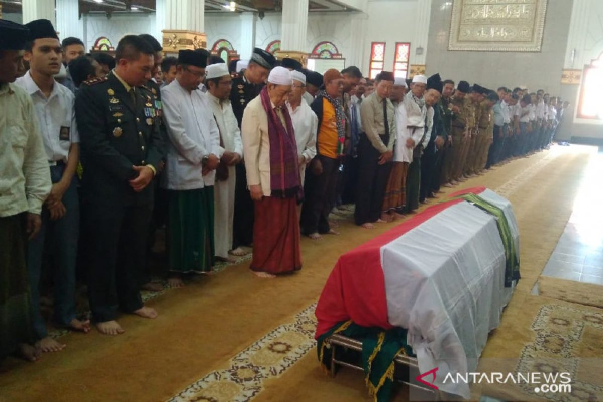 Ketua MUI Cianjur memimpin shalat jenazah Ipda Erwin