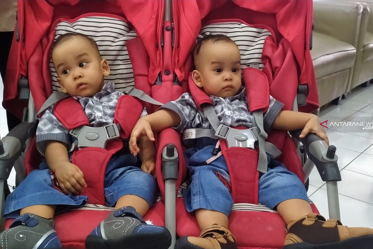 Bayi kembar siam perut dempet Adam dan Malik dipulangkan