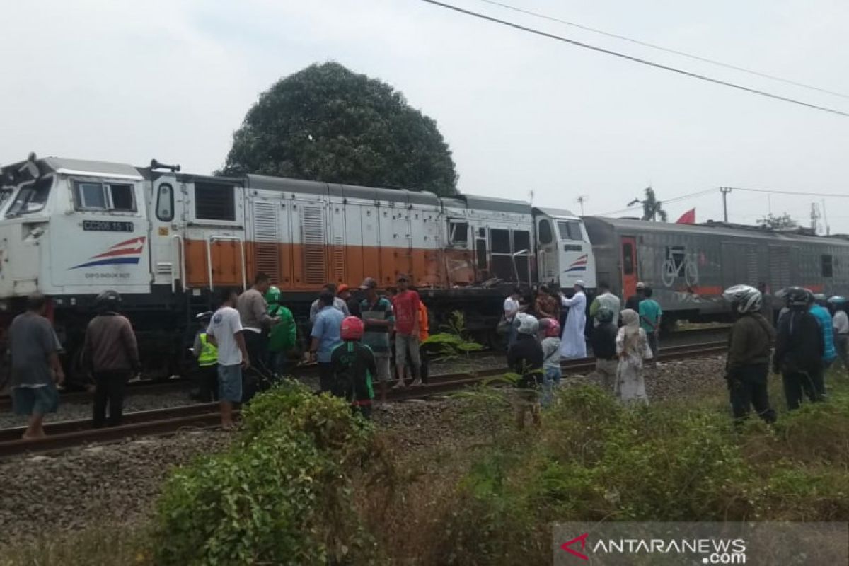 Perjalanan kereta terhenti sementara akibat kecelakaan kereta tabrak bus