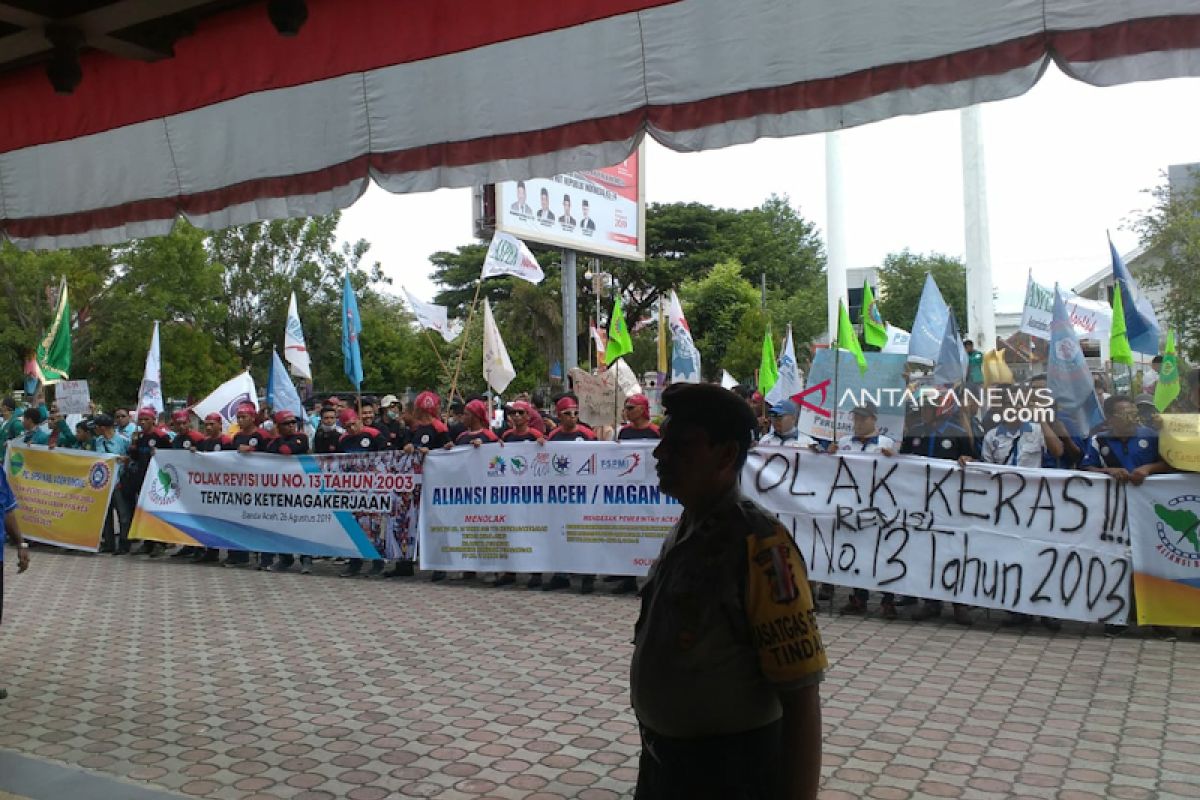 Massa buruh berunjuk rasa di DPR Aceh