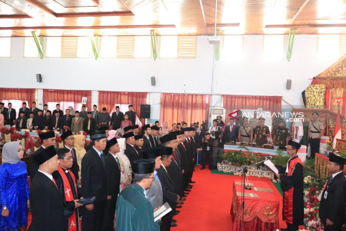 Bupati Rejang Lebong harapkan anggota DPRD baru tingkatkan disiplin