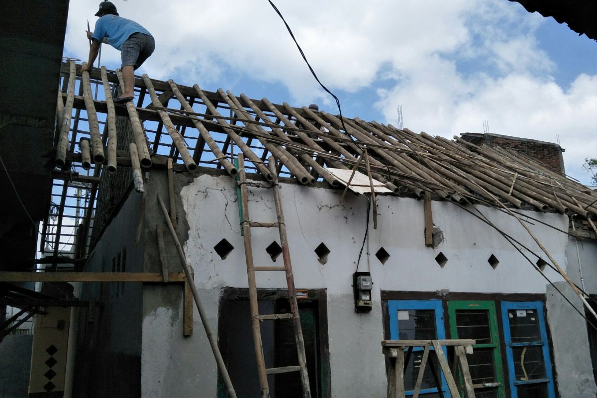 Disperkim melaksanakan perbaikan rumah korban gempa melalui RTLH