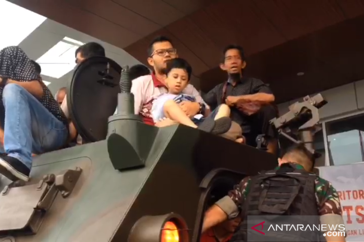 VIDEO - Serunya melihat pameran senjata tempur TNI/Polri di Pekanbaru