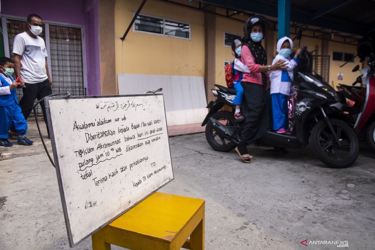 Kabut asap karhutla makin pekat di Pekanbaru, warga mulai mengungsi