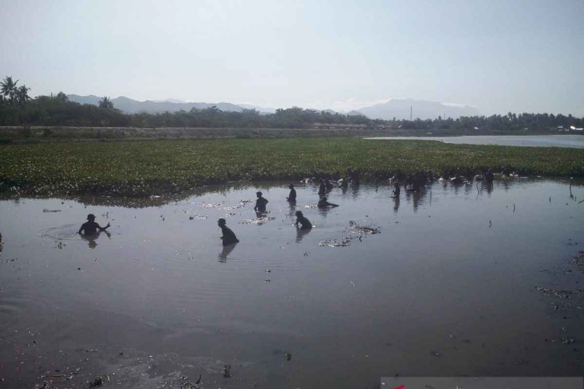 Korem 133/Nani Wartabone Gorontalo lakukan bersih Danau Limboto