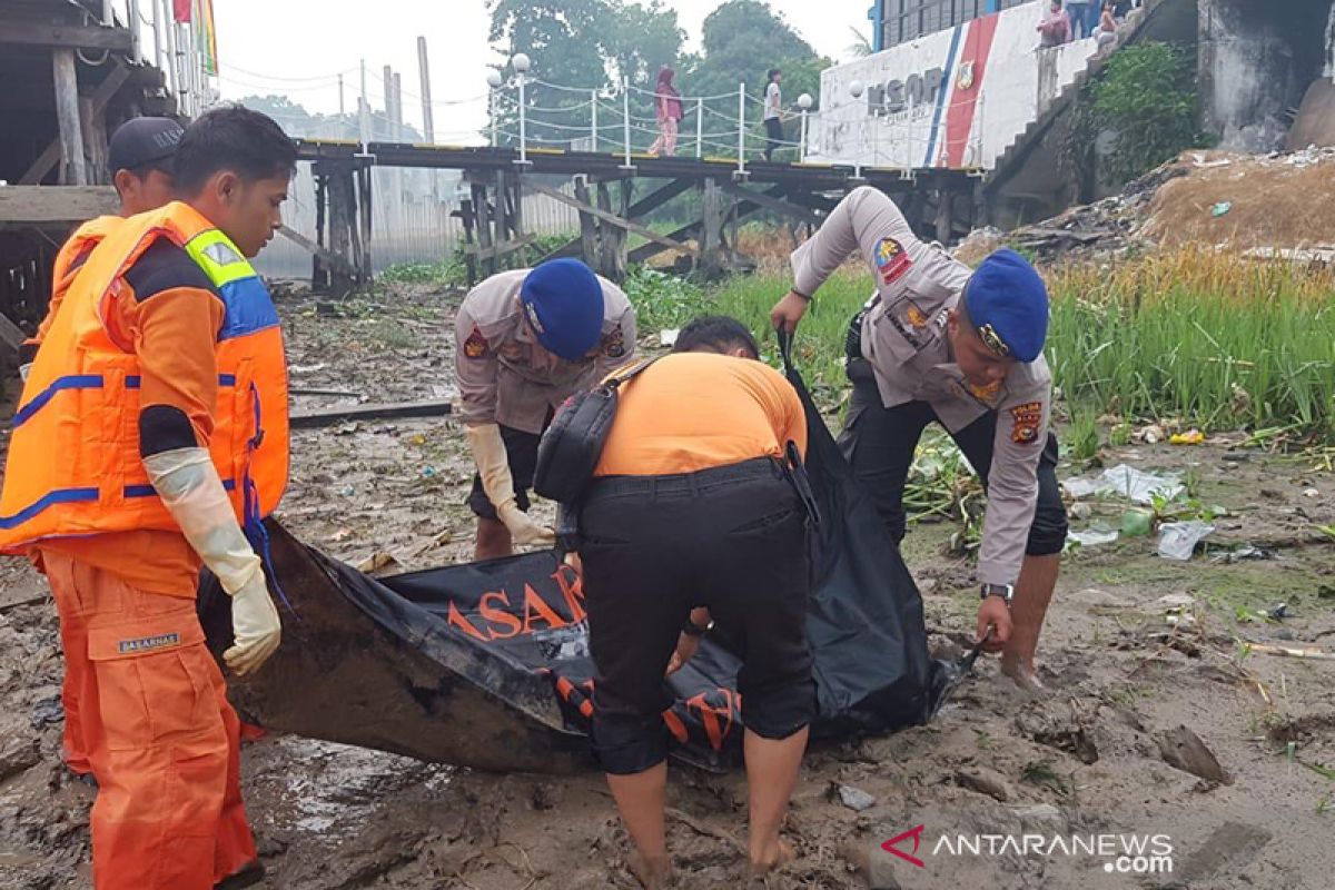 VIDEO - Mayat perempuan mengapung di dekat dermaga Pelindo 1 Pekanbaru, korban pembunuhan?