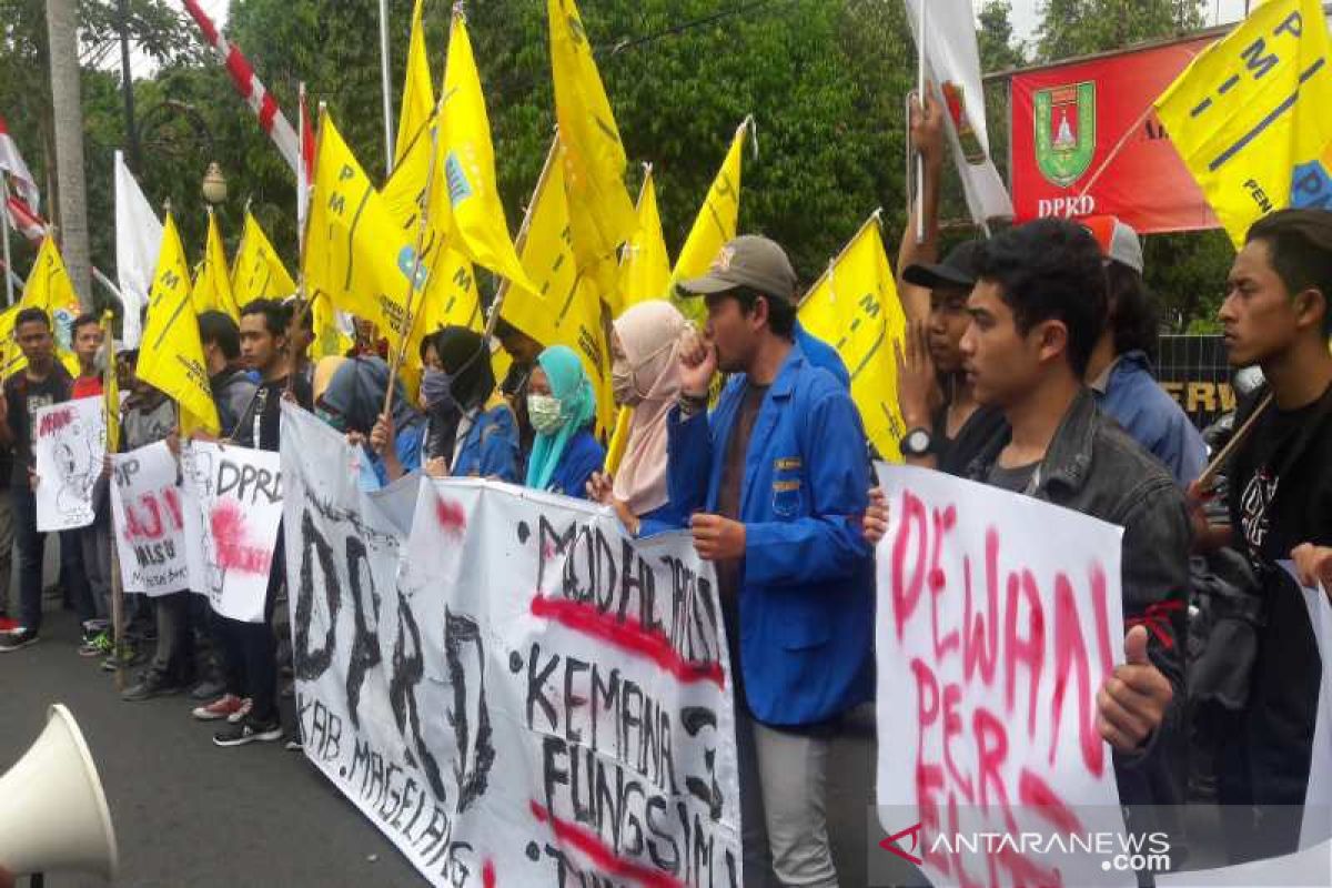 Mahasiswa demo usai pelantikan DPRD Magelang