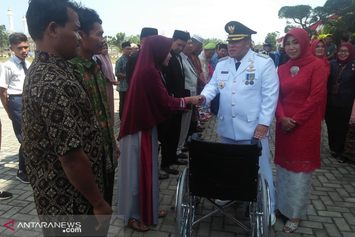 Bupati bagikan kursi roda untuk penyandang disabilitas