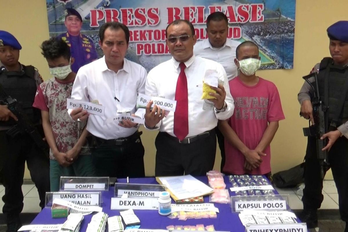 Menjual kosmetik dan obat ilegal, dua pemuda diringkus