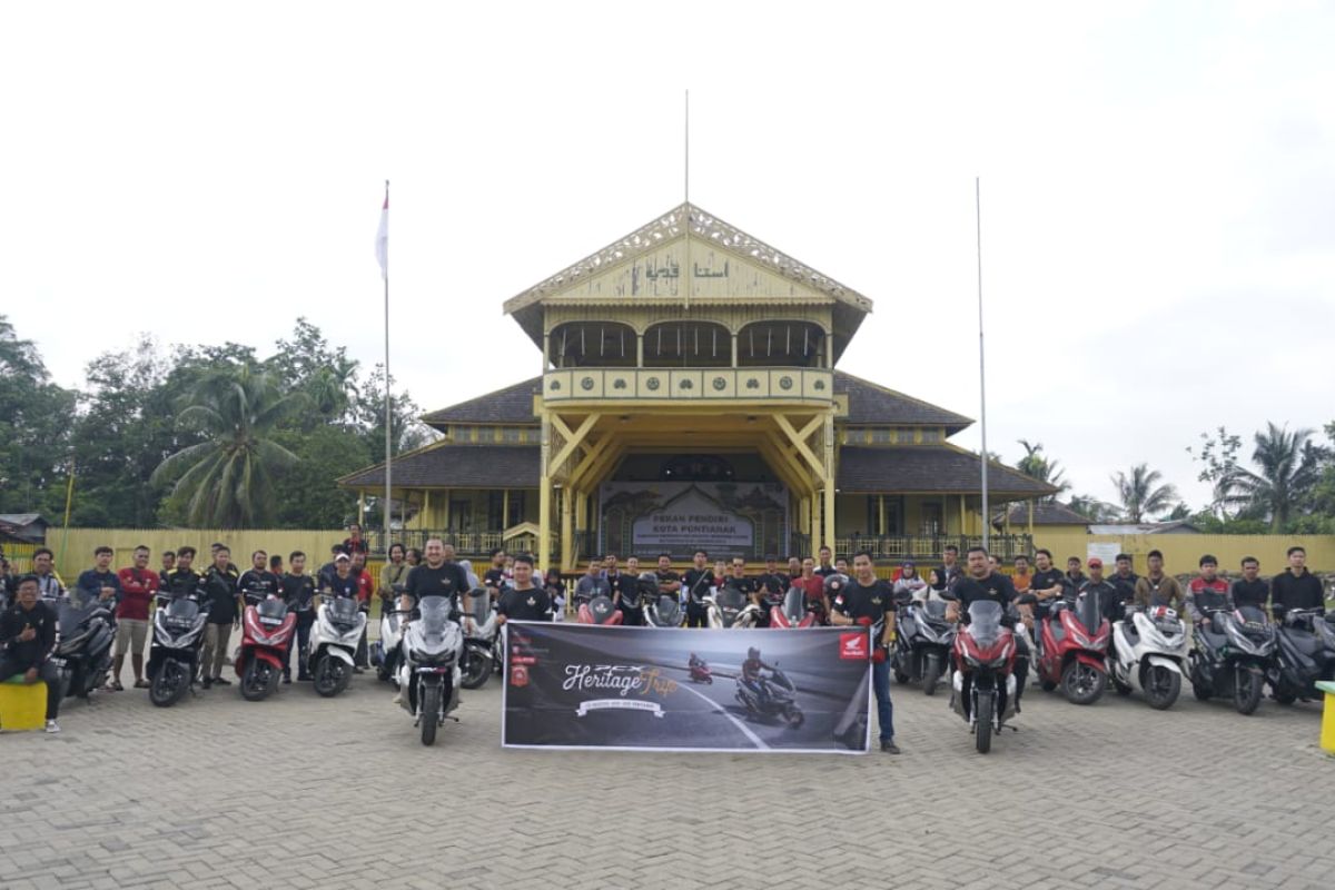 Honda PCX Club Indonesia (HPCI) Pontianak kunjungi Istana Kadariah Pontianak