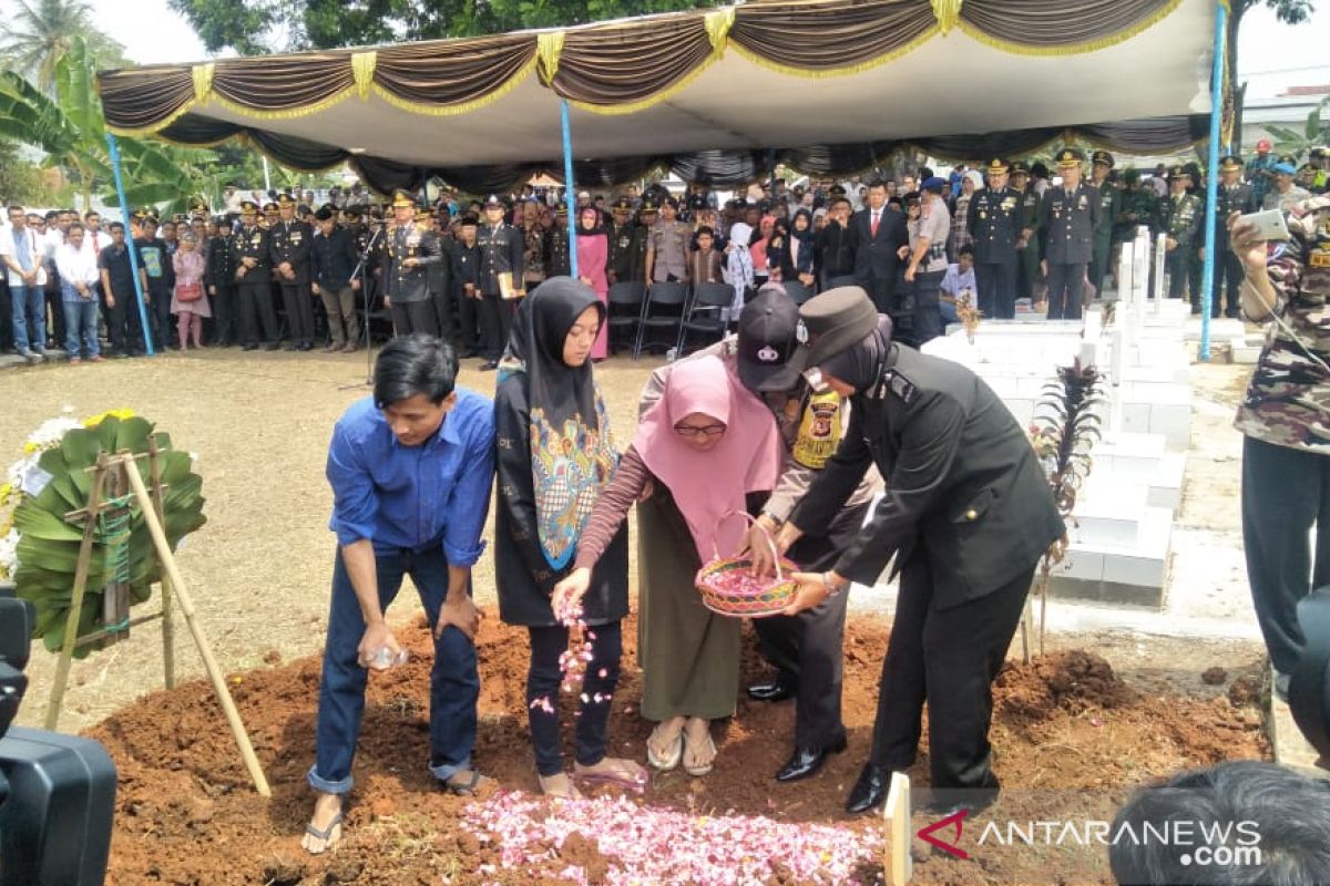 Pemkab Cianjur jamin pendidikan dan pekerjaan anak Ipda Erwin