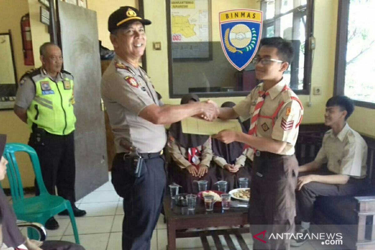 SMPN Sukaresmi berikan sumbangan untuk polisi terbakar