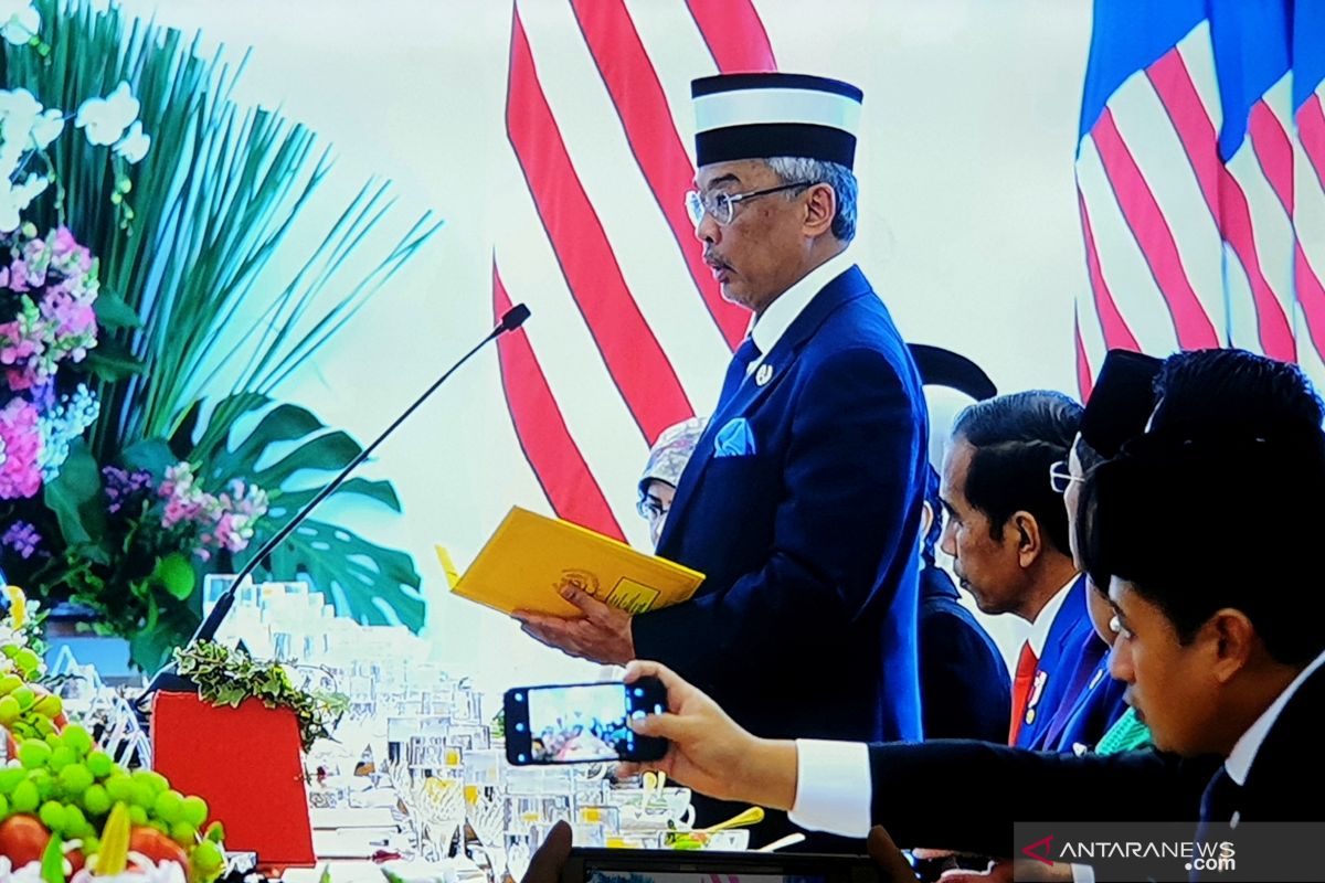 Presiden dan Sri Paduka Malaysia lakukan "toast" untuk keeratan hubungan dua negara