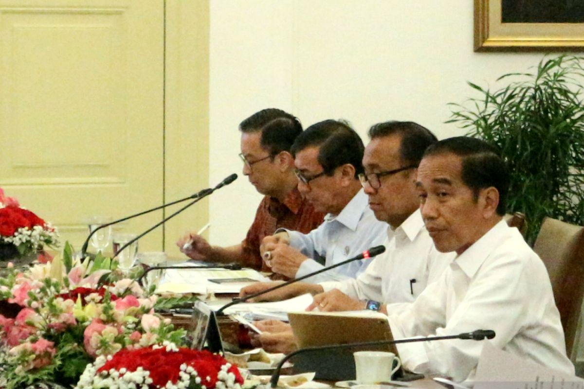 Jokowi orders strict monitoring of waste imports