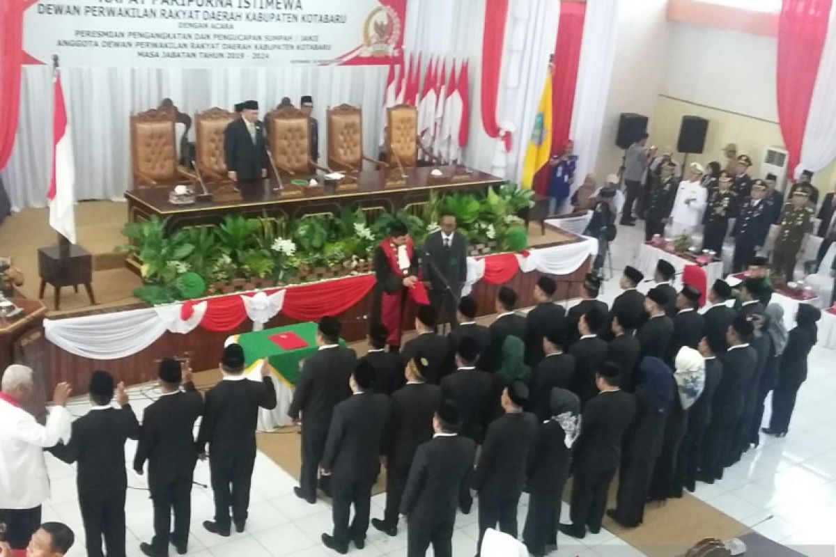 35 anggota DPRD dilantik, PDIP pimpin parlemen Kotabaru
